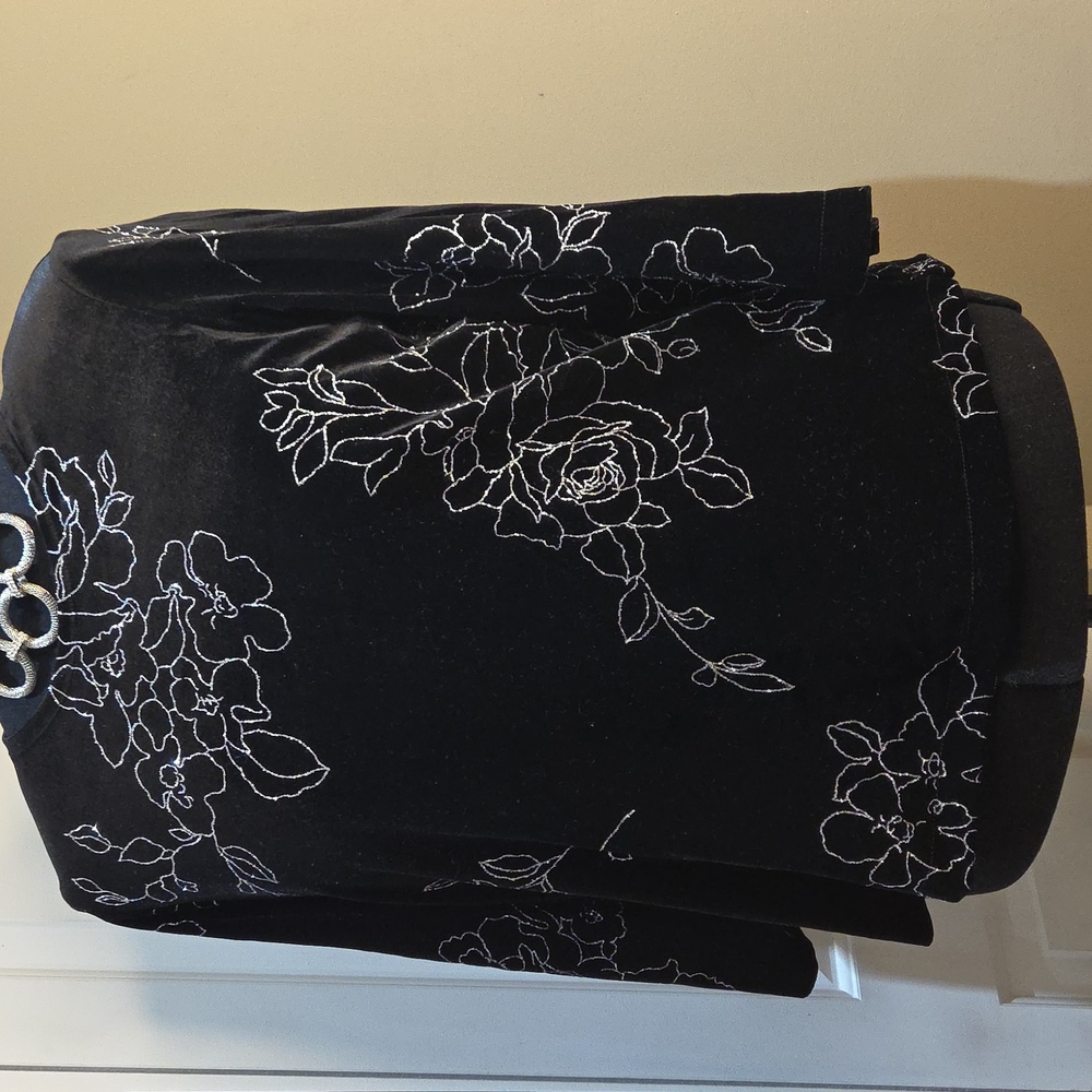 Nwot 18/20W Fashion BUG Chic Black Floral Velvet Blouse - Picture 4 of 17